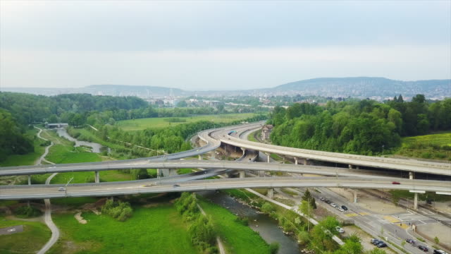 der-Schweiz-sonnigen-Zürich-Stadtbild-Verkehr-Straße-aerial-Panorama-4k