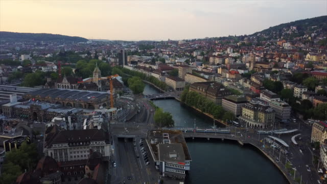 Suiza-atardecer-zurich-ciudad-central-junto-al-río-aéreo-panorama-4k