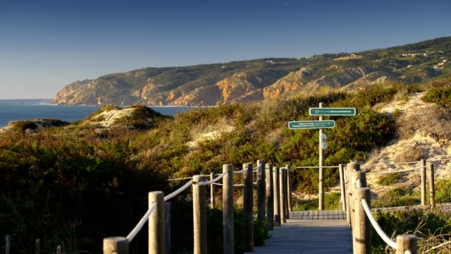 Praia-Guincho-Strand-Weg-mit-Angaben-zum-Strand-Küste-und-Sanddünen