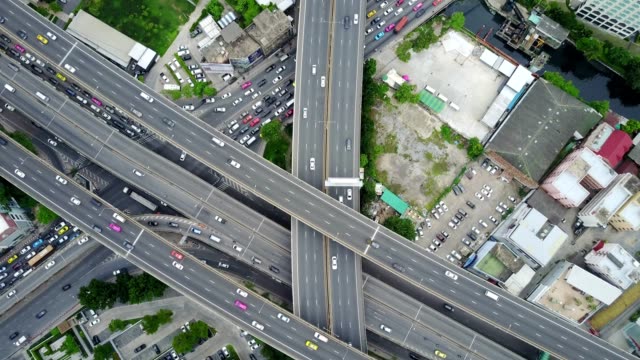 zoom-in-to-traffic-in-highway-in-day-time,-4k-video