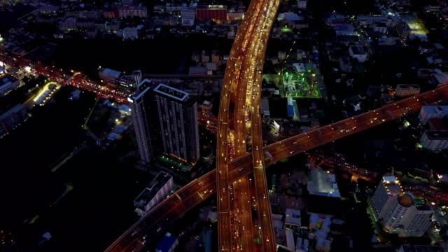 mirar-hacia-abajo-al-tráfico-en-la-carretera-por-la-noche,-4k-video