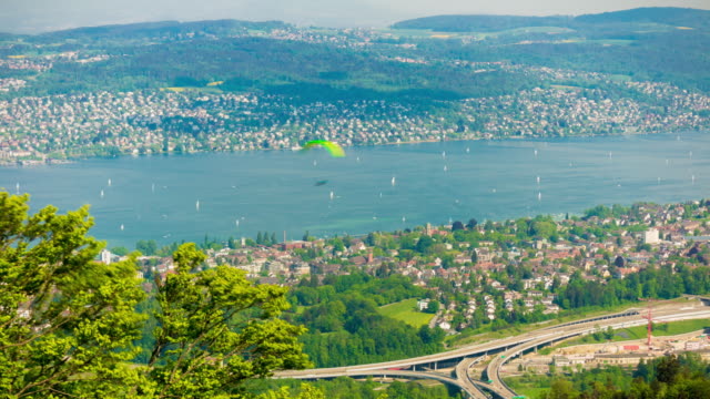 punto-de-vista-desde-arriba-uetliberg-famoso-lago-Suiza-zurich-paisaje-panorama-4k-timelapse
