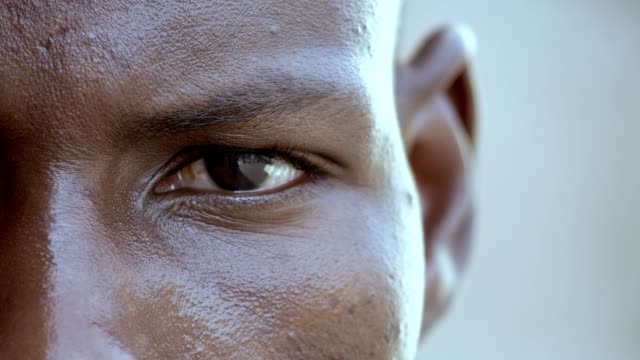 Böse-Augen-eines-jungen-afrikanischen-Migranten---Makro