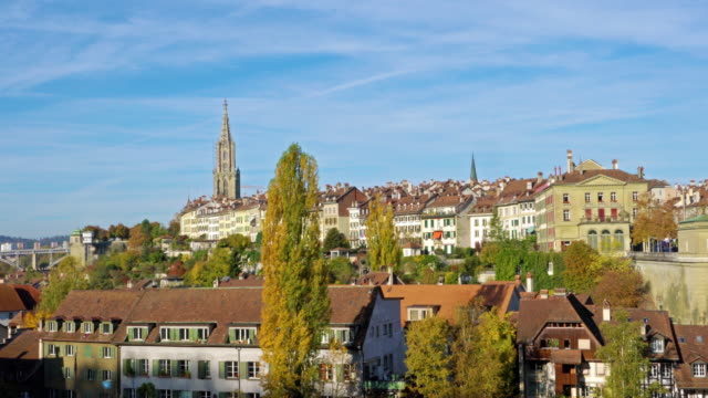 Vista-aérea-de-la-ciudad-con-la-catedral-gótica-de-la-Catedral-de-Berna,-Suiza