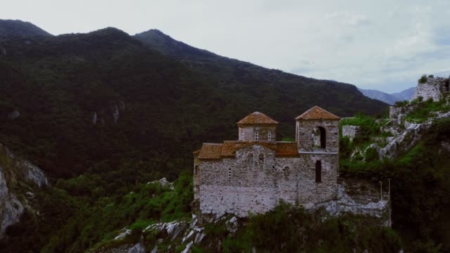 Suave-lento-vista-aérea-de-la-fortaleza-de-Asen-en-Asenovgrad-Plovdiv-Bulgaria-con-hierba-verde-en-el-destino-turístico-la-tarde-de-verano