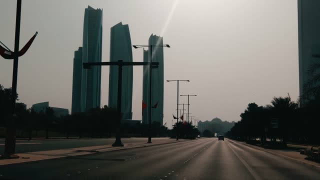 Schöne-Aussicht-auf-Abu-Dhabi-Türme-beim-Autofahren