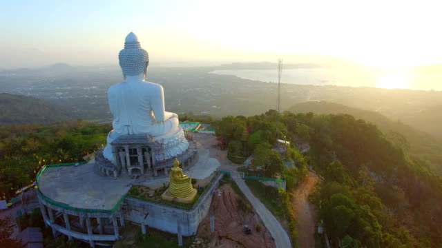 puesta-del-sol-en-la-vista-aérea-en-Phuket-Tailandia-de-Buda-grande