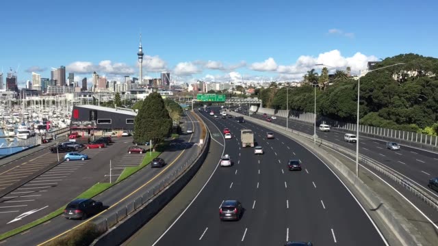 Zeitraffer-der-Antenne-Landschaftsblick-auf-Verkehr-in-Auckland-Neuseeland
