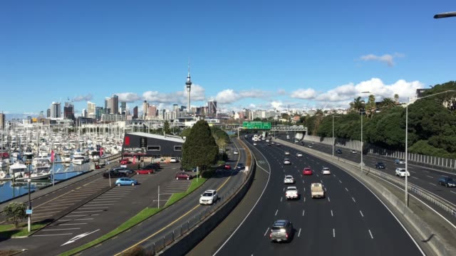 Aerial-Landschaftsblick-auf-Verkehr-in-Auckland-Neuseeland