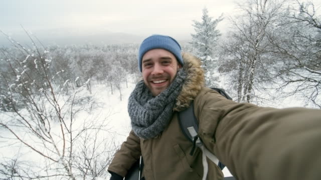 Viajero-diciendo-sobre-Parque-Nacional-durante-el-viaje-de-invierno