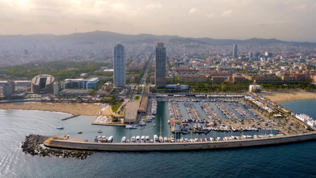 Vista-aérea-del-puerto-de-Barcelona-y-Port-Olimpic-por-la-playa,-España