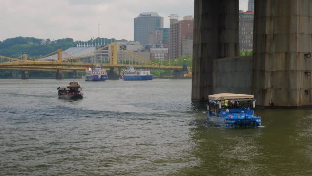 Tagesansicht-Boote-am-Allegheny-River-in-Pittsburgh