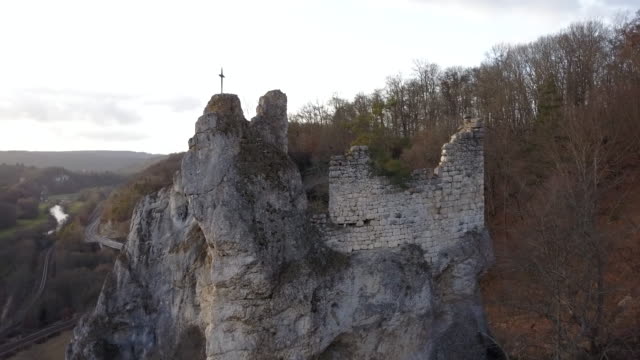 Ruine-auf-einem-Felsen-mit-Kreuz