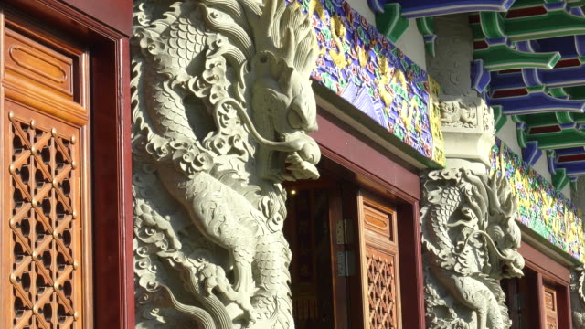 pan-de-dragones-tallados-en-el-po-lin-monasterio,-cerca-del-tan-tian-estatua-de-Buda
