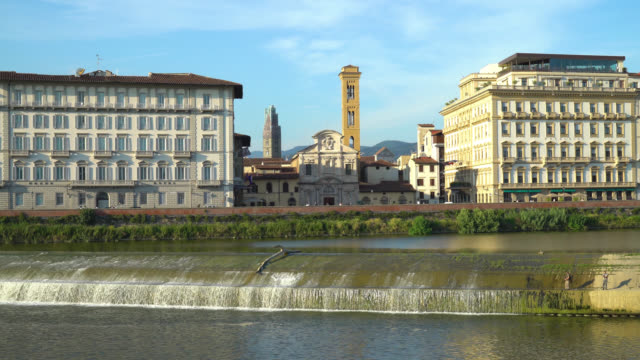 Florenz,-Toskana,-Italien.-Zu-Fuß-entlang-des-Arno-Flusses-und-Blick-auf-die-Chiesa-Di-SS.-Salvatore-in-Ognissanti