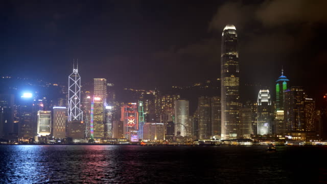 Nachtaufnahme-von-der-IFC-Gebäude-und-Victoria-Harbour-in-Hongkong