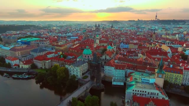 Birdseye-aéreo-volando-bajo-alrededor-de-ciudad-vieja,-Praga,-República-Checa