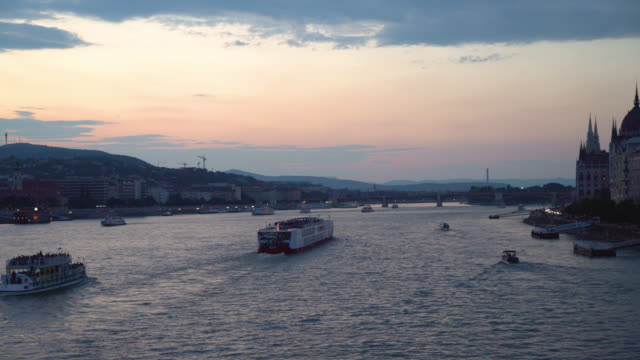 Budapest,-Hungría.-Flotador-de-buques-de-vapor-en-el-río-de-Danubio-al-atardecer-al-lado-del-palacio-presidencial