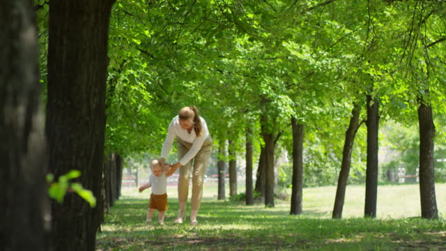 Madre-y-bebé-caminar-en-el-Parque