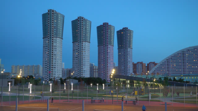 Moscú,-Rusia.-Vista-de-las-personas-en-el-área-de-deportes-y-rascacielos-en-el-fondo.