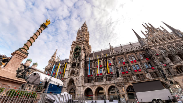 Munich-Germany-time-lapse-4K,-city-skyline-timelapse-at-Marienplatz-new-Town-Hall-Square