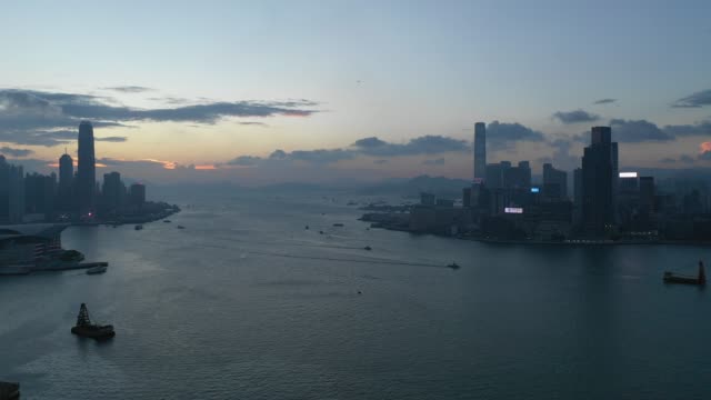 4K-Luftbild-Aufnahmen-von-Hong-Kong-City-im-Sonnenuntergang