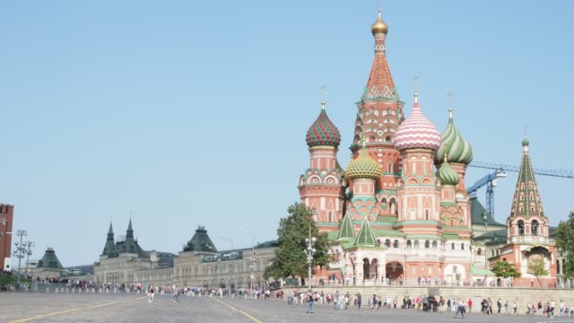 turistas-en-la-Plaza-Roja-cerca-Vasily-la-Catedral-bendecida-en-Moscú