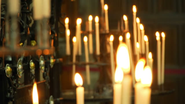 Hintergrund-brennenden-Kerzen-in-der-Kirche
