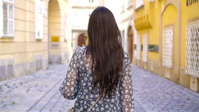 Mujer-caminando-en-la-ciudad.-Joven-atractivo-turístico-al-aire-libre-en-la-ciudad-italiana