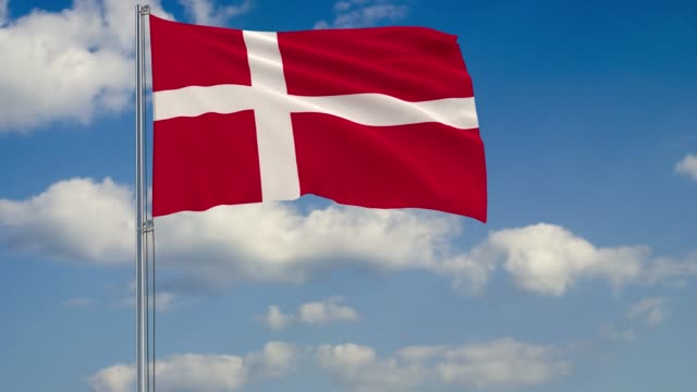 Bandera-de-Dinamarca-contra-el-fondo-de-nubes-flotando-en-el-cielo-azul