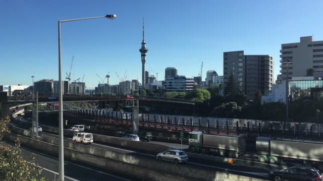 Vista-aérea-de-las-horas-punta-de-tráfico-en-la-autopista-Central-de-Auckland