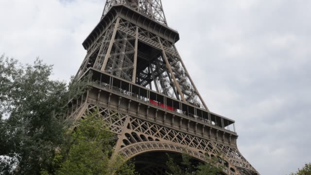 Tour-Eiffel-Paris-Francia-frente-a-las-nubes-por-el-día-4-K