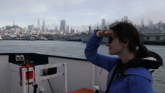 Blick-auf-San-Francisco-downtown-vom-Boot-Mädchen