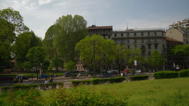Mailand-Stadt-sonnigen-Tag-Verkehr-Straße-Zeitlupe-park-Panorama-4k-Italien