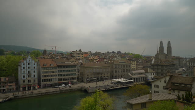 bewölkten-Tag-Zürich-berühmten-Stadtbild-am-Flussufer-auf-dem-Dach-slow-Motion-Panorama-4k-Schweiz