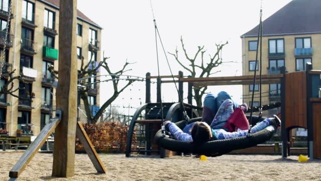 Studentin-zum-Entspannen-in-Schwung-auf-Stadt-Spielplatz,-Freiheit-und-inspiration