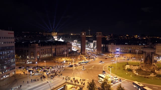 Plaza-de-España-en-Barcelona,-vista-desde-arriba-en-la-noche,-luces-de-tráfico