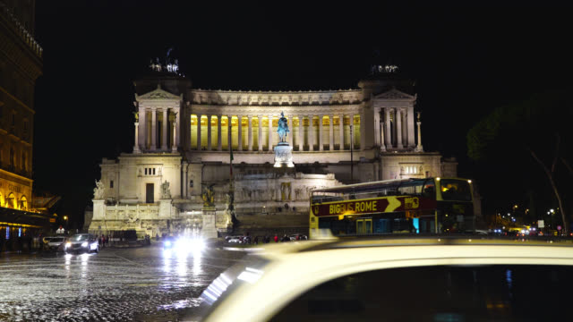 Roma,-Lazio,-Italia.-Tráfico-de-la-noche-en-Piazza-Venezia