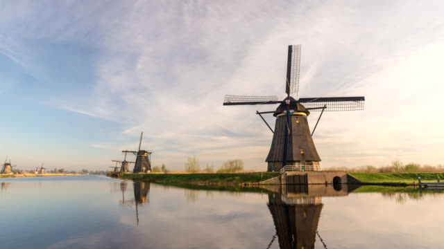 Holländische-Windmühle-Zeitraffer-in-Kinderdijk-Dorf-Niederlande-4K-Zeitraffer