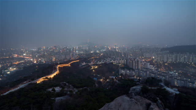 Seoul,-Korea,-Timelapse---Weitwinkel-Seoul-von-Tag-zu-Nacht-als-gesehen-von-den-Seonbawi-Felsen