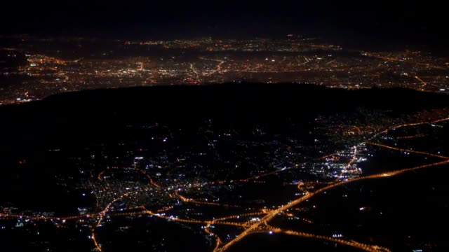 Luftaufnahme-der-Nacht-Athen-aus-dem-Flugzeug.