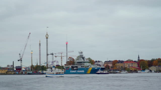 Pasando-por-la-nave-de-la-guardia-costera-grande-en-Estocolmo-Suecia