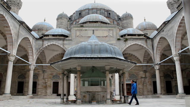 Arquitectura-de-la-mezquita-de-Sehzade-viejo-Turco-de-otomano.-Distrito-de-Fatih,-Estambul-Turquía