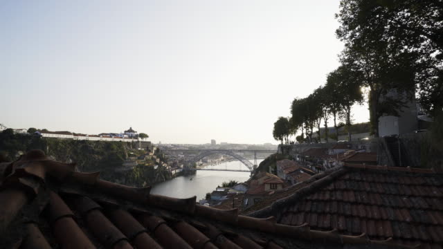 Hohen-Draufsicht-Porto-und-Douro-Fluss-bei-Sonnenuntergang