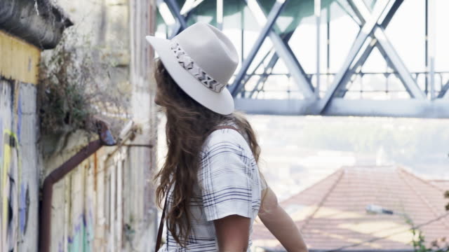 Junge-Frau-mit-Hut-gehen-auf-der-alten-Straße-von-Porto