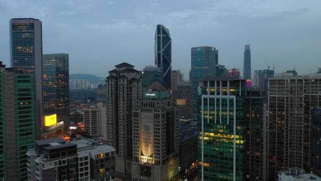 am-Abend-Beleuchtung-Kuala-Lumpur-Stadtzentrum-wohnen-Block-Verkehr-Straße-Antenne-Panorama-4k-Malaysia