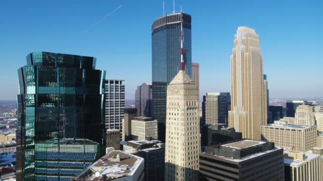 Rascacielos-de-paso-elevado-en-el-centro-de-la-ciudad-de-Minneapolis