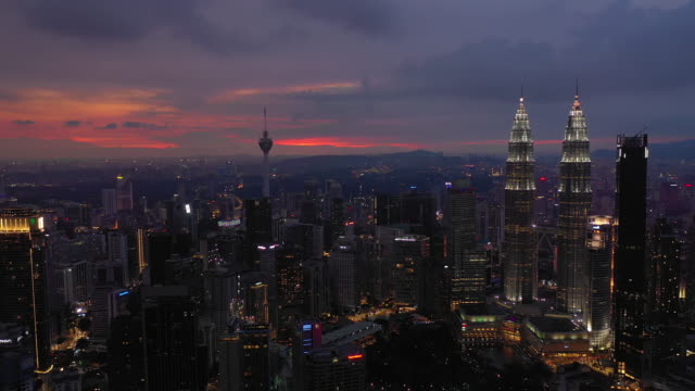 atardecer-iluminación-nocturna-Kuala-Lumpur-centro-aéreo-panorama-timelapse-4k-Malasia