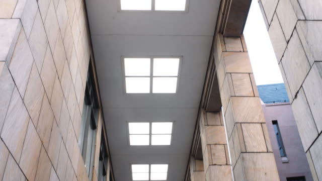 Äußeren-Säulen-und-Beleuchtung-eines-modernen-Gebäudes-in-Frankfurt-am-Main
