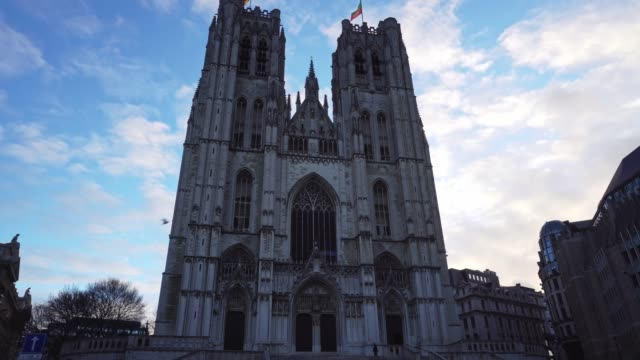 Bélgica.-Catedral-de-Bruselas-St.-Michael-de-contra-el-cielo-azul-de-la-mañana